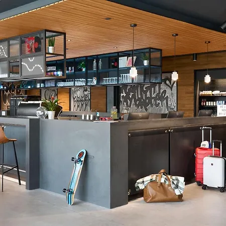 Moxy 3*