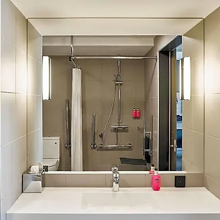 Moxy 4*
